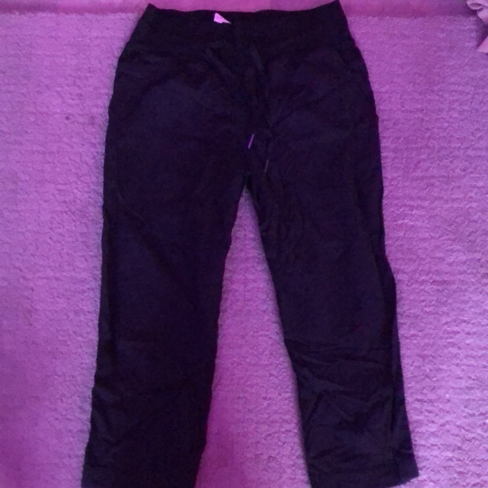 black lululemon cropped scrubs